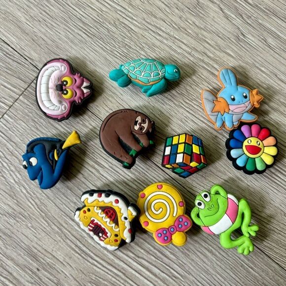 Set of 10 Crocs charms - Picture 1 of 3